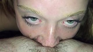 Возбужденная телка сосет хуй своего ебаря, чтоб заслужить полноценный секс