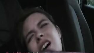 Девка сидит в машине и мастурбирует, пока парень снимает ее на камеру